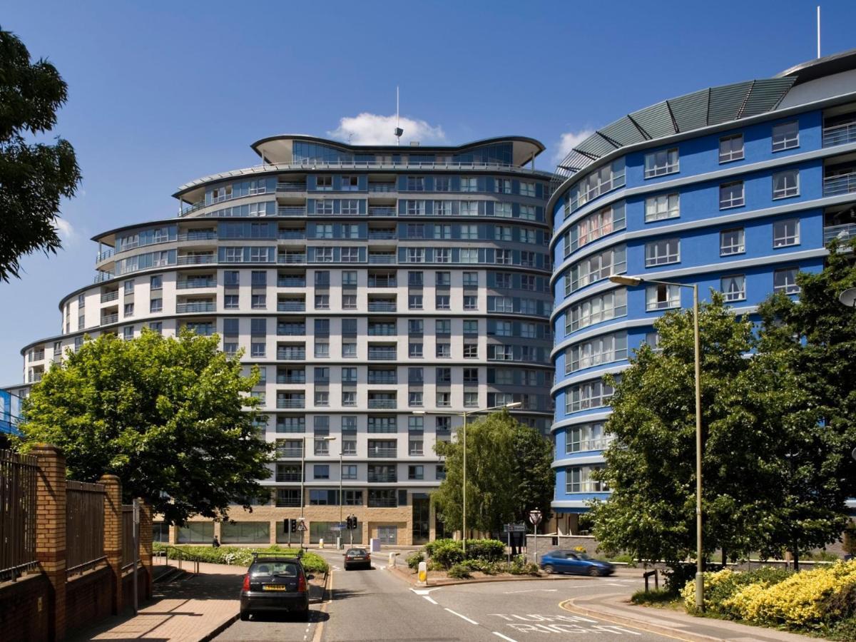 The Rose Suite Woking Exterior foto